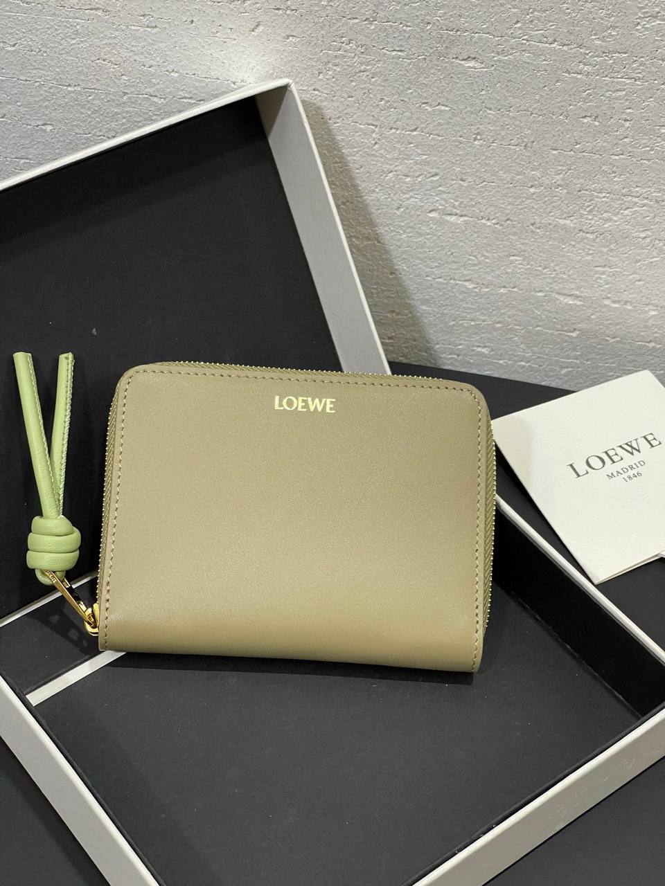 LOEWE牛皮繩結拉鍊錢包